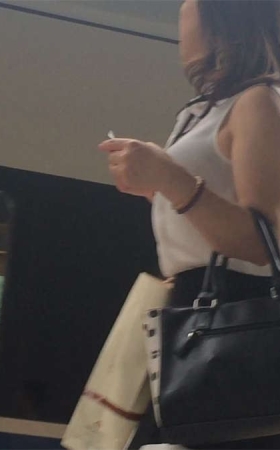 车站等车的黑色丝袜熟女最诱惑