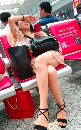 米色连衣裙凉高跟街拍美腿小姐姐