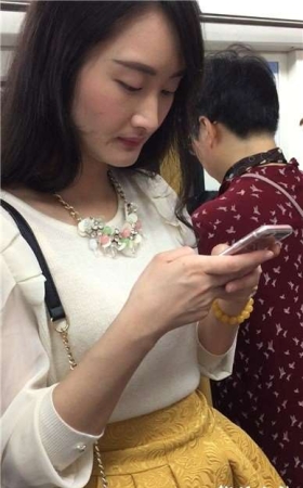 地铁拍摄性感连衣裙丰满妹子