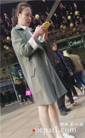 4k-街拍低头玩手机的美腿肉丝袜高挑女神