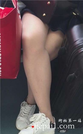 面对如此漂亮的妹妹坐旁边，大叔显得有点不淡定了。