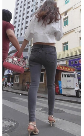 灰色紧身牛仔裤美女