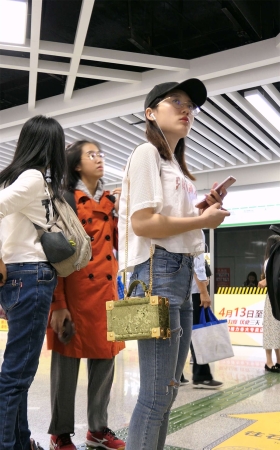 紧到令人窒息的蓝牛街拍美臀鸭舌帽美女