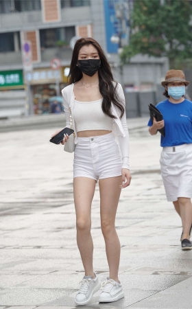 长腿白色热裤小姐姐