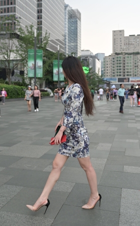 紧身包屯裙高跟美女
