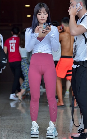 （套图）粉色紧身瑜伽裤美女(63P)
