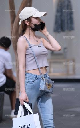 破洞紧牛小姐姐 [19P]