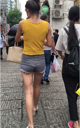 灰色牛仔热裤妹子
