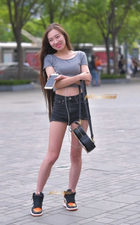 开朗大方的长发纹身妹子 [17P]