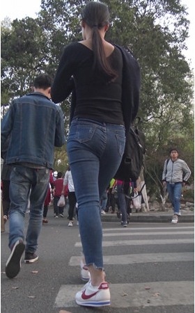 街拍牛仔裤小姐姐