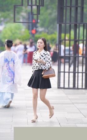 落落大方的美腿小姐姐3A2935[495M]