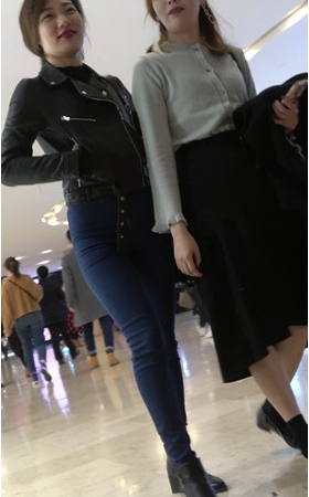 漂亮的牛仔紧身裤美女