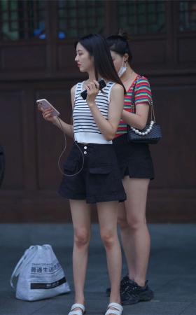 可爱短裙小妹