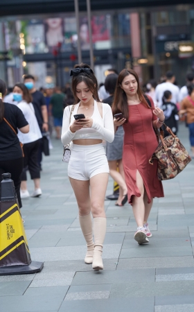 白裤女孩