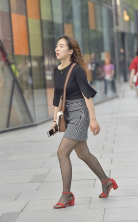 高清超薄黑丝小红鞋美女