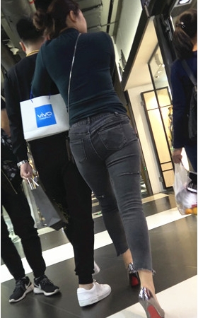 紧身牛仔裤妹子