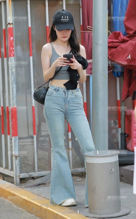 浅蓝紧身牛仔裤美女 [30P]