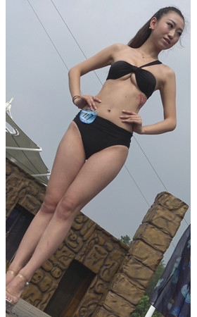 漂亮的黑色比基尼美女