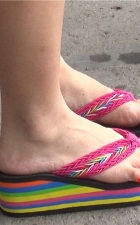 精美玉足美女的松糕鞋，五颜六色真漂亮啊。