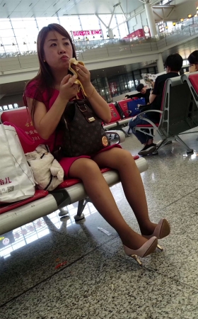 吃香蕉的丝袜美腿少妇，你是不是也邪恶了？