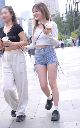 热裤女孩 [22P]