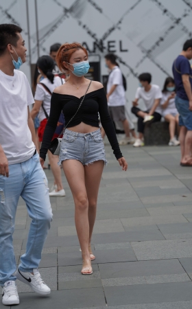 漂亮的黑衣妹子