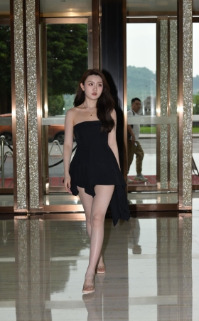 白皙美腿美女