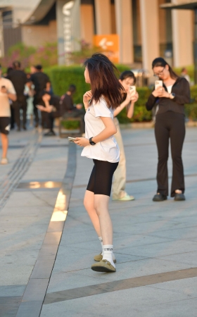 黄昏下的紧致打底裤-清秀女孩