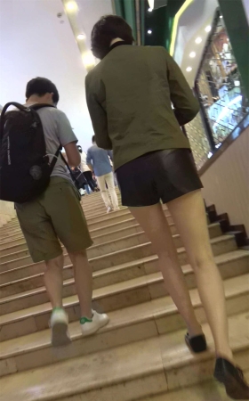 白皙美腿热裤美女