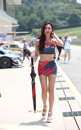 [辉辉赛贴]漂亮的肉丝美腿赛车女神小姐姐 [17P]