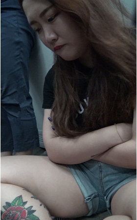 腿上有纹身的热裤小姐姐