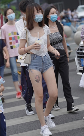 腿上有纹身的牛仔热裤小姐姐【套图+视频】