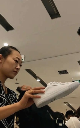 鞋店美女换鞋子丝袜脱了有穿