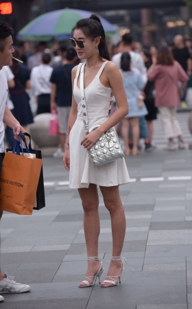 漂亮的白裙美女