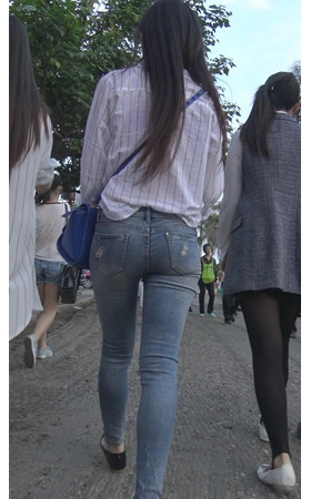 蓝色牛仔紧身裤妹子