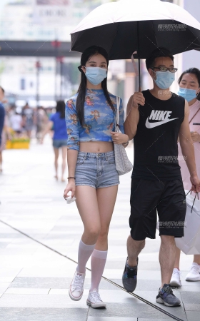 喜欢看露肚脐的热裤美女 [16P]