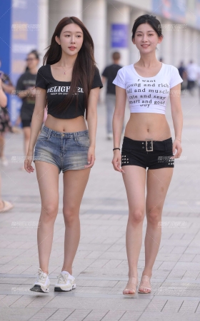 牛仔热裤女孩 [24P]
