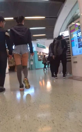 性感短牛仔热裤美臀小姐姐