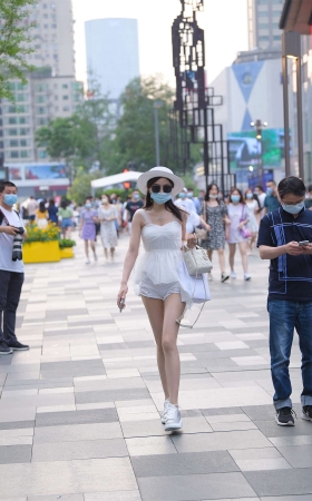 甜美白色短裤