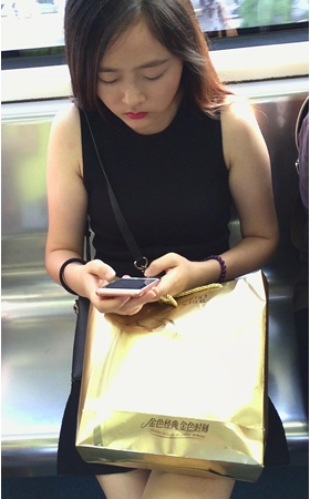 地铁上偶遇文静甜美的妹子