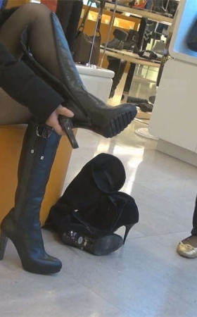 还是这个少妇漂亮，丝脚更美