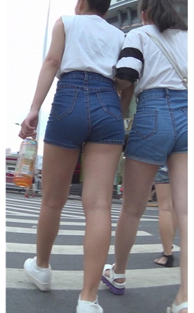 热裤高腰妹子