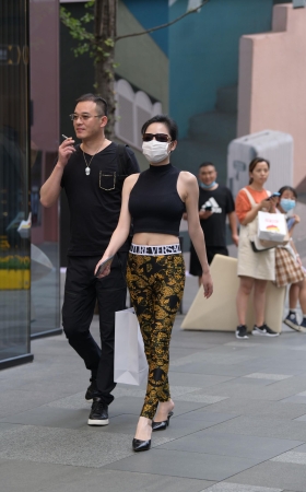 耀眼的紧身裤美女
