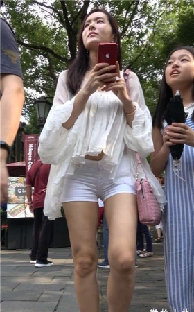 4K 超极品街拍美腿热裤白衣美女姐姐