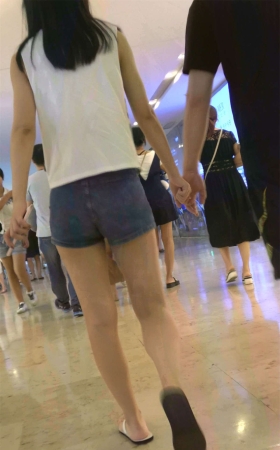苗条美腿短裤牛仔美女