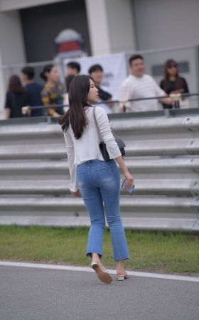气质不错的美女街拍