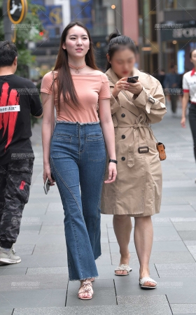 高挑的紧牛小姐姐 [24P]