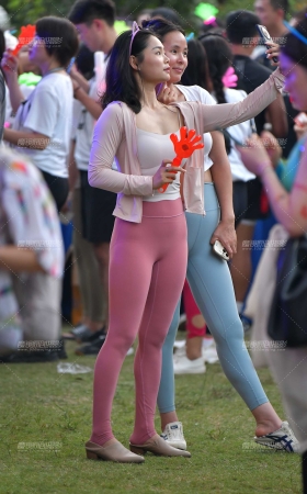 ★喜欢拍照瑜伽裤美女 [10P]