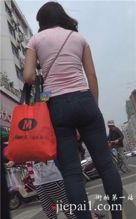 街拍黑色紧身宽臀年轻妈妈，粉色T恤更显成熟味道[1.30 GB]