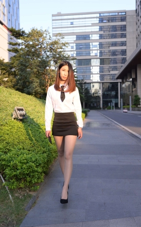 白衬衣黑短裙